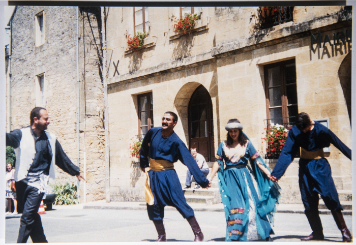 من جولة فرقة الفنون الشعبية في فرنسا عام 1999