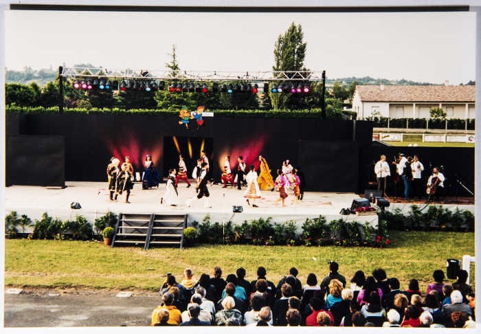 من جولة براعم فرقة الفنون الشعبية في فرنسا عام 2001 