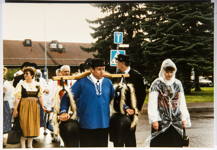 من جولة براعم فرقة الفنون الشعبية في فرنسا عام 2001 