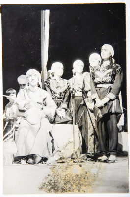 فرقة الفنون الشعبية تقدم عمل فني بعنوان 