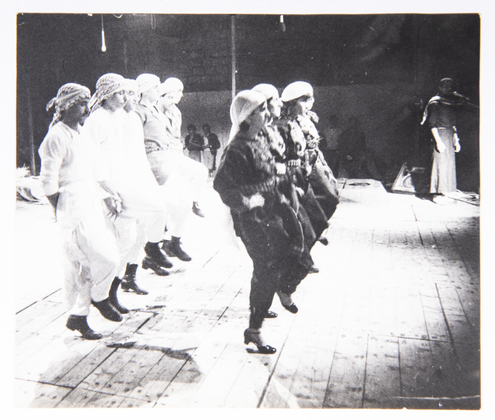 فرقة الفنون الشعبية تقدم عمل فني بعنوان 