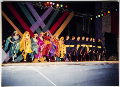 لمحة من مشاركة فرقة الفنون الشعبيّة في مهرجان فلسطين الدولي عام 1996