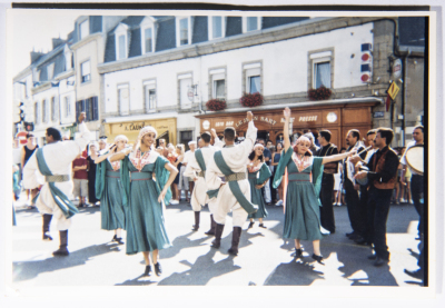 من جولة فرقة الفنون الشعبية في فرنسا عام 1999