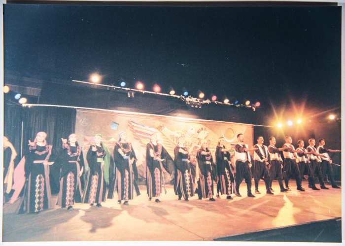 لمحة من مشاركة فرقة الفنون الشعبيّة في مهرجان فلسطين الدولي عام 1996