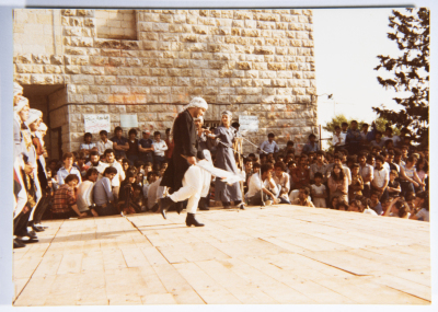 مشاركة فرقة الفنون الشعبية في مسابقة الدبكة التي أقيمت في جامعة بيرزيت عام 1983