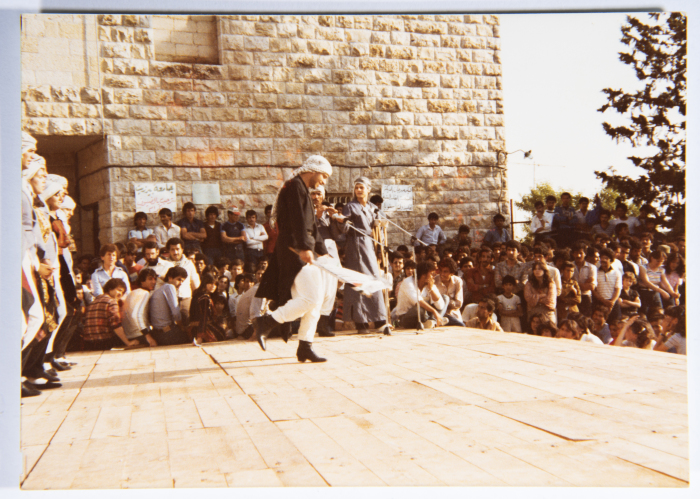 مشاركة فرقة الفنون الشعبية في مسابقة الدبكة التي أقيمت في جامعة بيرزيت عام 1983