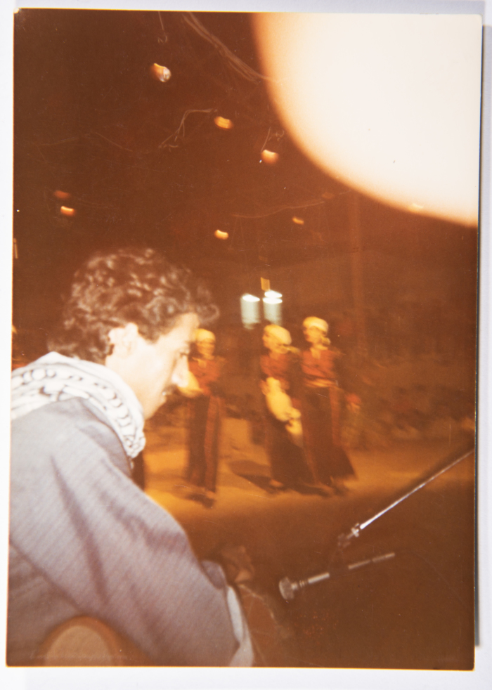 فرقة الفنون الشعبية تقدم العمل الفني 