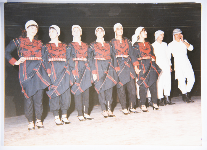 فرقة الفنون الشعبية تقدم العمل الفني 