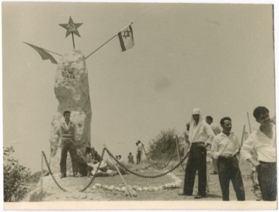 اعضاء من شبيبة الحزب الشيوعي الاسرائيلي في غابة الجيش الاحمر