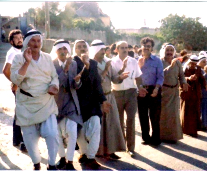 رجال يرقصون في حفل زفاف
