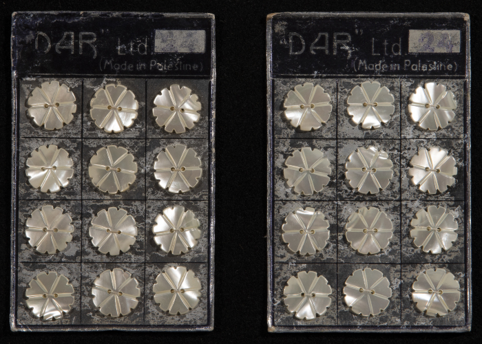 مجموعة أزرار صنعت في مصنع 