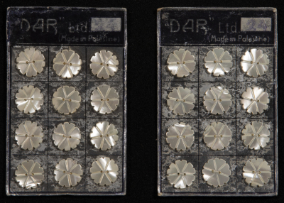 مجموعة أزرار صنعت في مصنع 