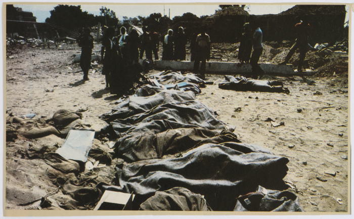 مجموعة من الجثث الملقاة على الأرض