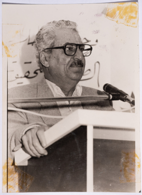 Tawfiq Ziad during a secondary students' conference in 1986