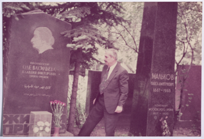 Tawfiq Ziad in front of the tomb of Kalthoum Ouda in Moscow
