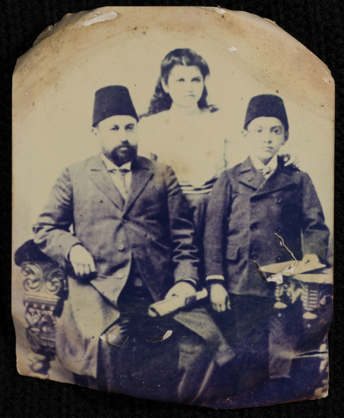 Faidy al-Alamy with his daughter Ni'maty and his son Musa in Jerusalem in 1906