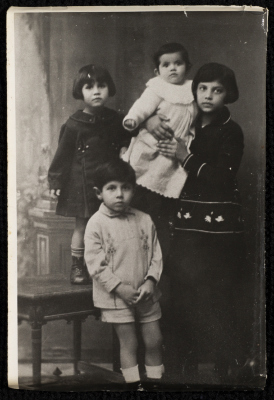 Serien al-Husseini holding her sister Hala; with her sister Malak al-Husseini to her right and their brother Hasan in the front