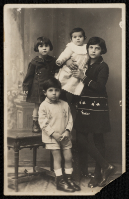 Serien al-Husseini holding her sister Hala; with her sister Malak al-Husseini to her right and their brother Hasan in the front