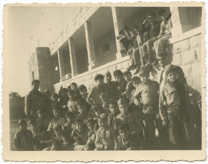 طلاب الكشافة أمام مبنى المدرسة