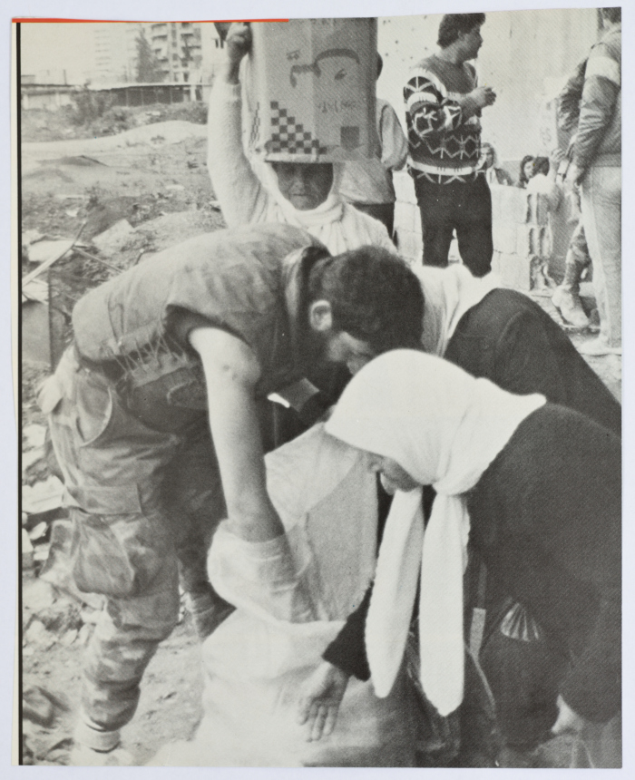 مقاتل يقوم بالتفتيش