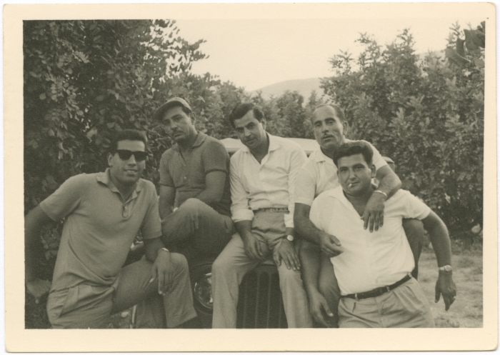 أبو أحمد حجازي مع رجال في الطبيعة