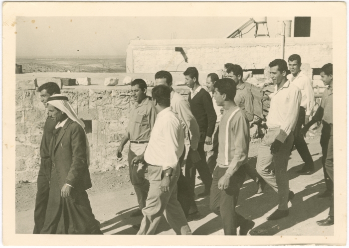 عدد من الرجال في قرية طمرة