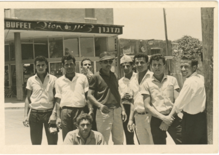 عدد من الرجال في مدينة حيفا