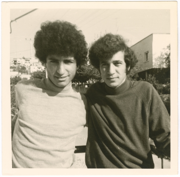 تيسير  إبراهيم أبو أحمد حجازي برفقة شاب آخر