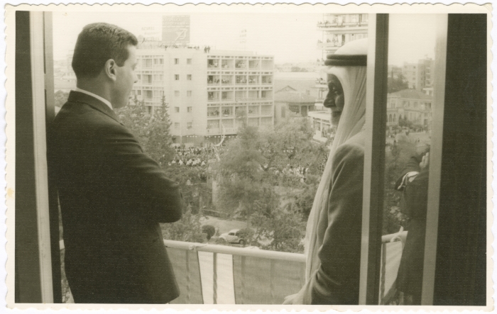 محمد حسن طه حجازي من جهة اليمين مع ابنه أحمد محمد طه حجازي في قبرص