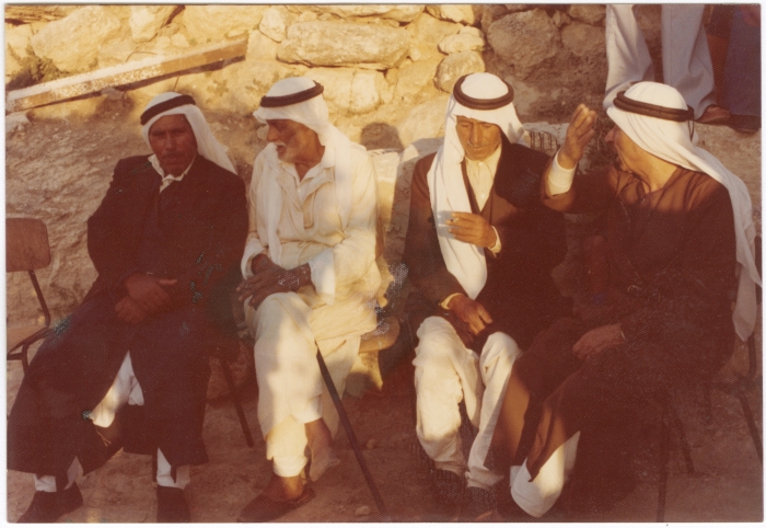 رجال بالزي التقليدي الفلسطيني