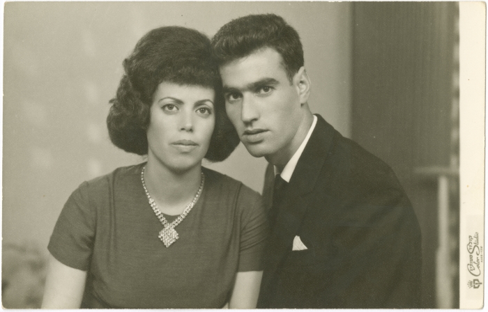 شاب وشابة في قارب