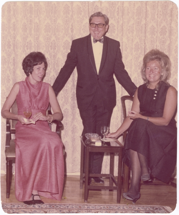 باتريشيا بصحبة رجل وامرأة