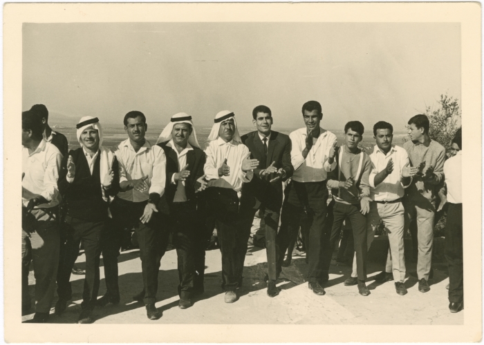 عدد من الرجال في حلقة رقص