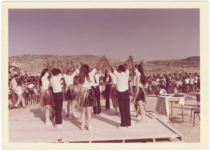 طلبة مدرسة في عرض راقص