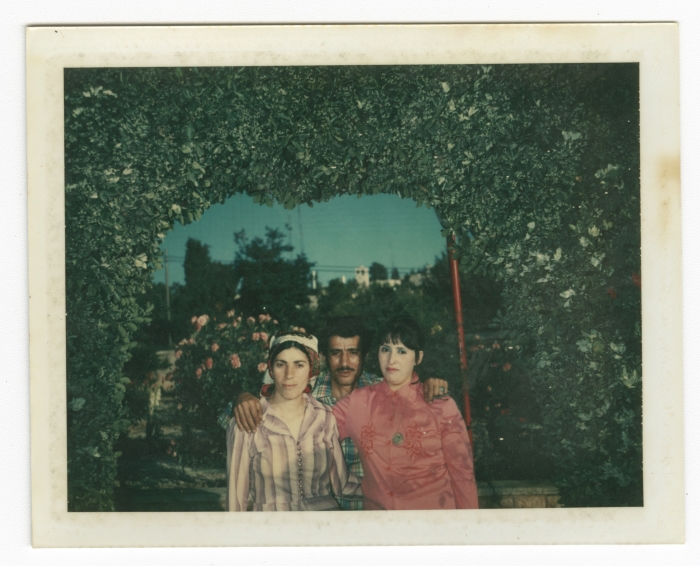 ماجد أبو نجمة وزوجته برفقة أخته نايفة أبو نجمة في منتزه برام الله