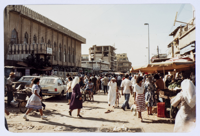 سوق الخضار في مخيم صبرا للاجئين ويظهر جامع الدنا الى اليسار