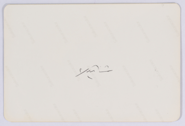 سوق الخضار في مخيم صبرا للاجئين ويظهر جامع الدنا الى اليسار