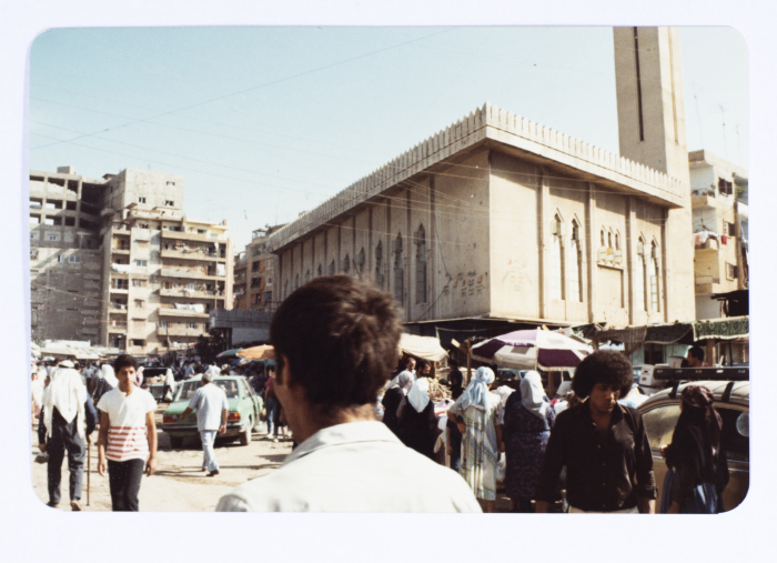 سوق الخضار في مخيم صبرا للاجئين ويظهر جامع الدنا الى اليمين