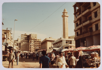 سوق الخضار في مخيم صبرا للاجئين ويظهر جامع الدنا الى اليمين