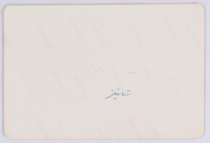 مجموعة من اللاجئين يحملون عبوات تخزين ملئت بالمياه قرب مخيم شاتيلا للاجئين