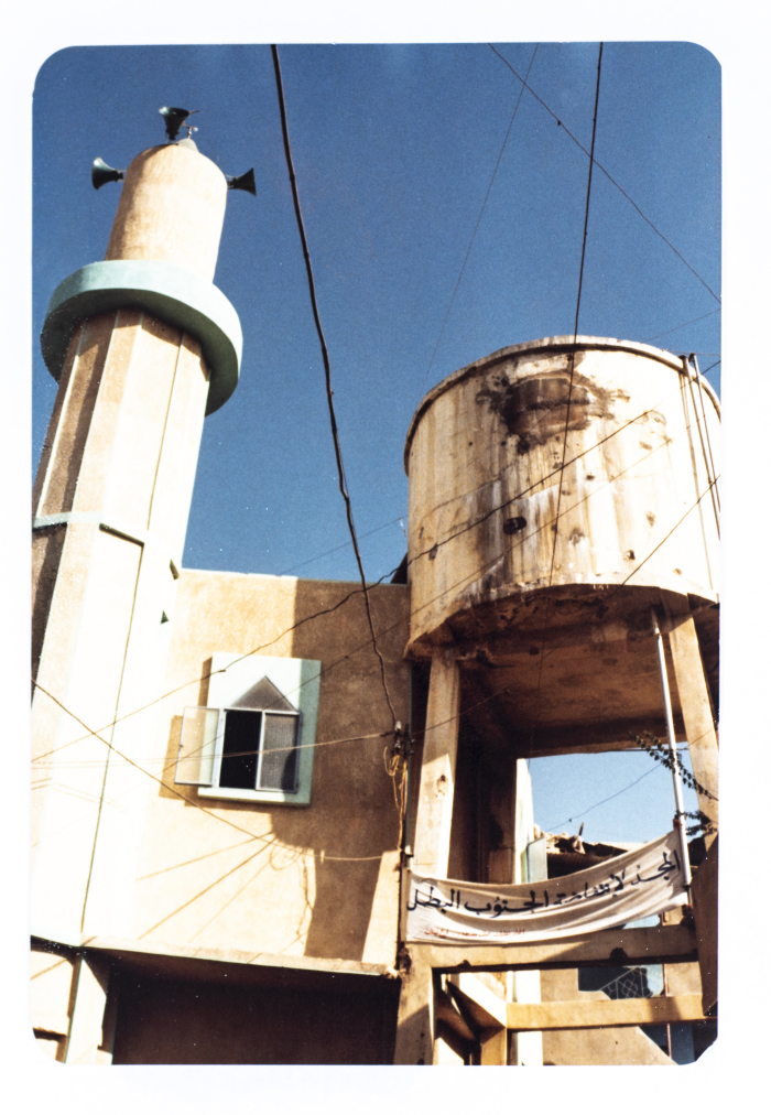 مسجد و خزان مياه في مخيم شاتيلا للاجئين