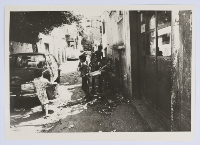 مجموعة من الأطفال في أزقة مخيم شاتيلا للاجئين