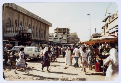 سوق الخضار في مخيم صبرا للاجئين ويظهر جامع الدنا الى اليسار