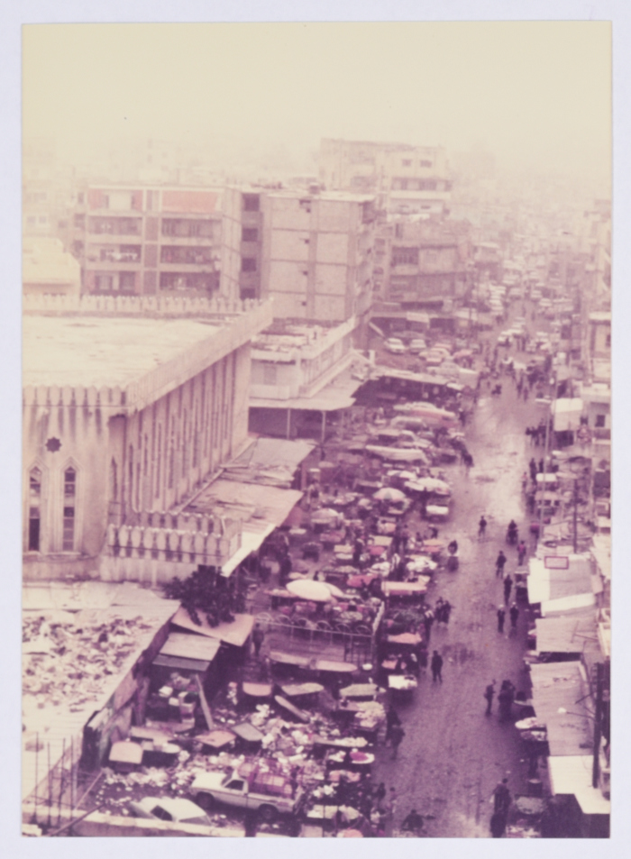 سوق الخضار في مخيم صبرا ويظهر فيها مسجد الدنا يساراً