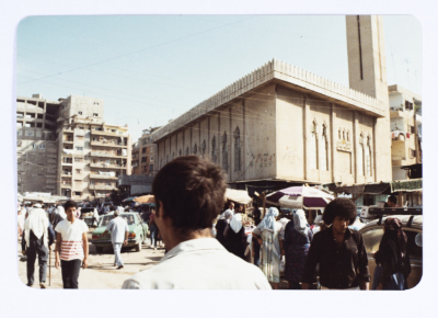 سوق الخضار في مخيم صبرا للاجئين ويظهر جامع الدنا الى اليمين