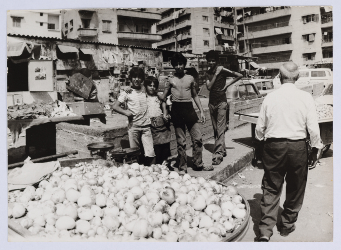 مجموعة من الفتية في سوق الخضار في حي صبرا في لبنان