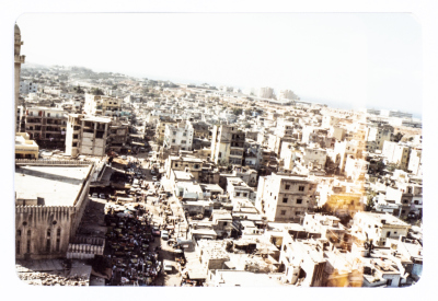 سوق الخضار في مخيم صبرا ويظهر فيها مسجد الدنا يساراً ومنطقة شاتيلا في الأفق