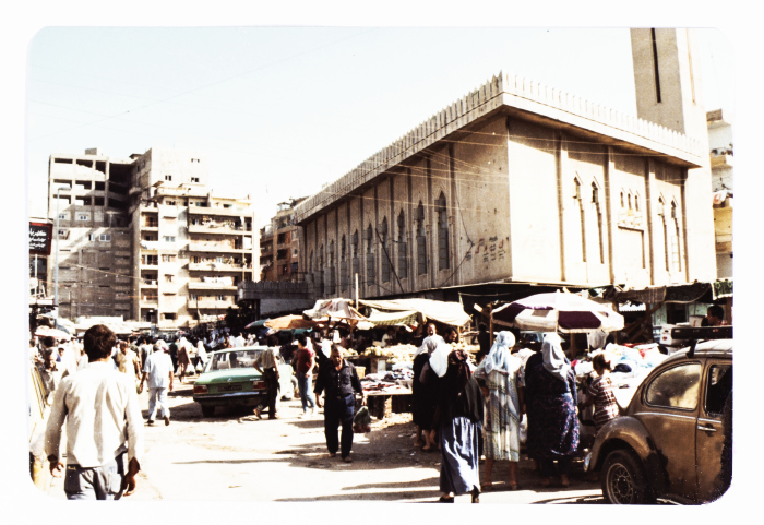 سوق الخضار في مخيم صبرا للاجئين ويظهر جامع الدنا الى اليمين