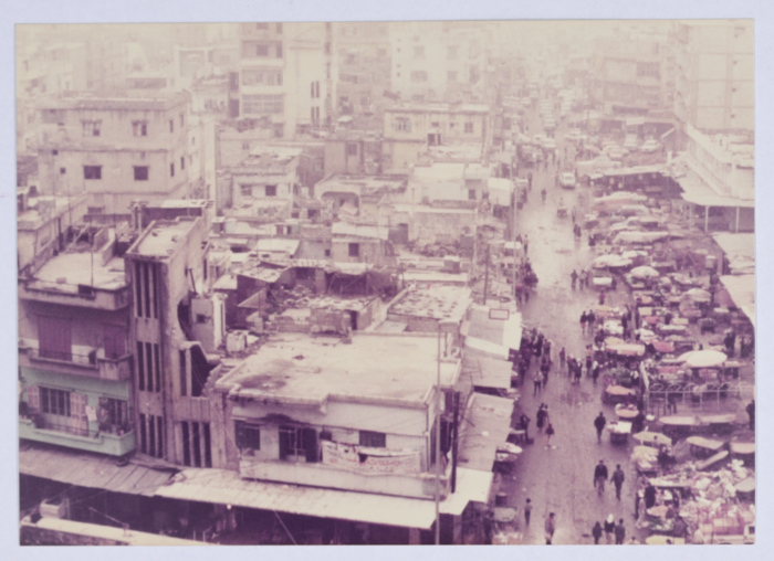 سوق الخضار في مخيم صبرا ويظهر فيها مسجد الدنا يساراً