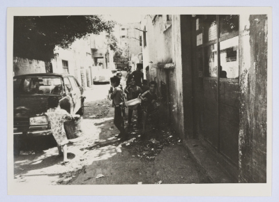 مجموعة من الأطفال في أزقة مخيم شاتيلا للاجئين